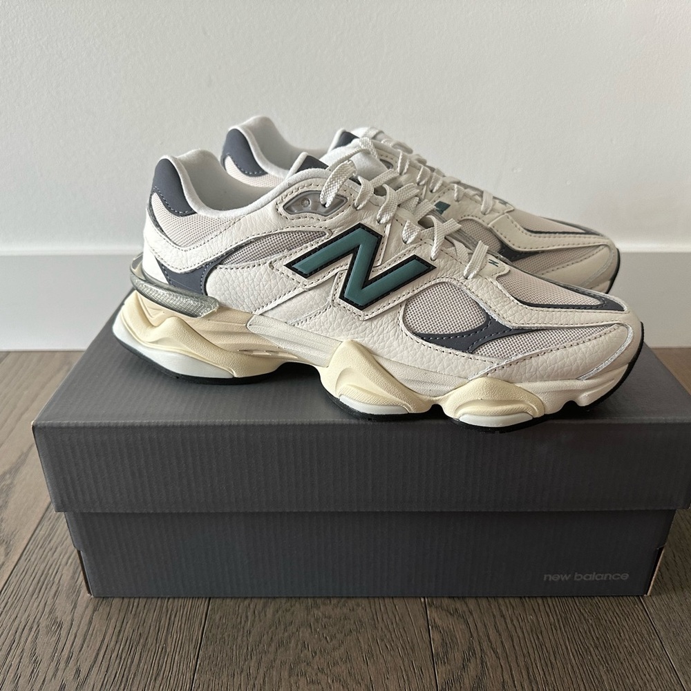 New Balance 9060 sea salt/new spruce in size 6.5US